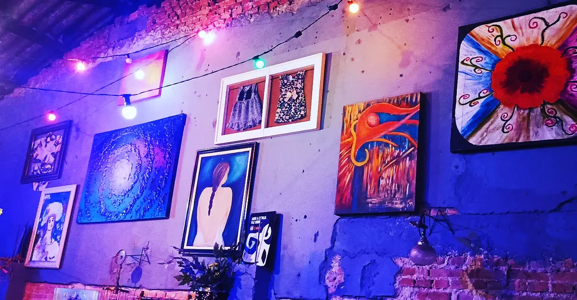 Arte e iluminação dentro do Kadillac Club