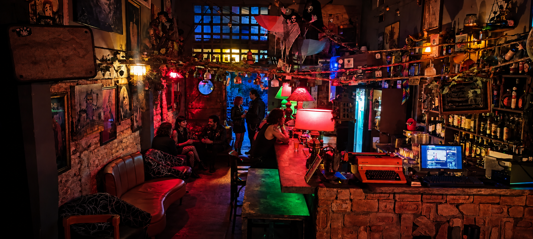 Interior do Kadillac Club iluminado em vermelho e azul